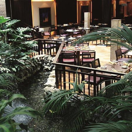 Radisson Blu Resort, Sharjah Restaurante foto The interior of the hotel