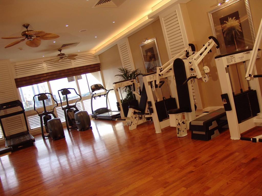 Radisson Blu Resort, Sharjah Facilidades foto A gym at a hotel