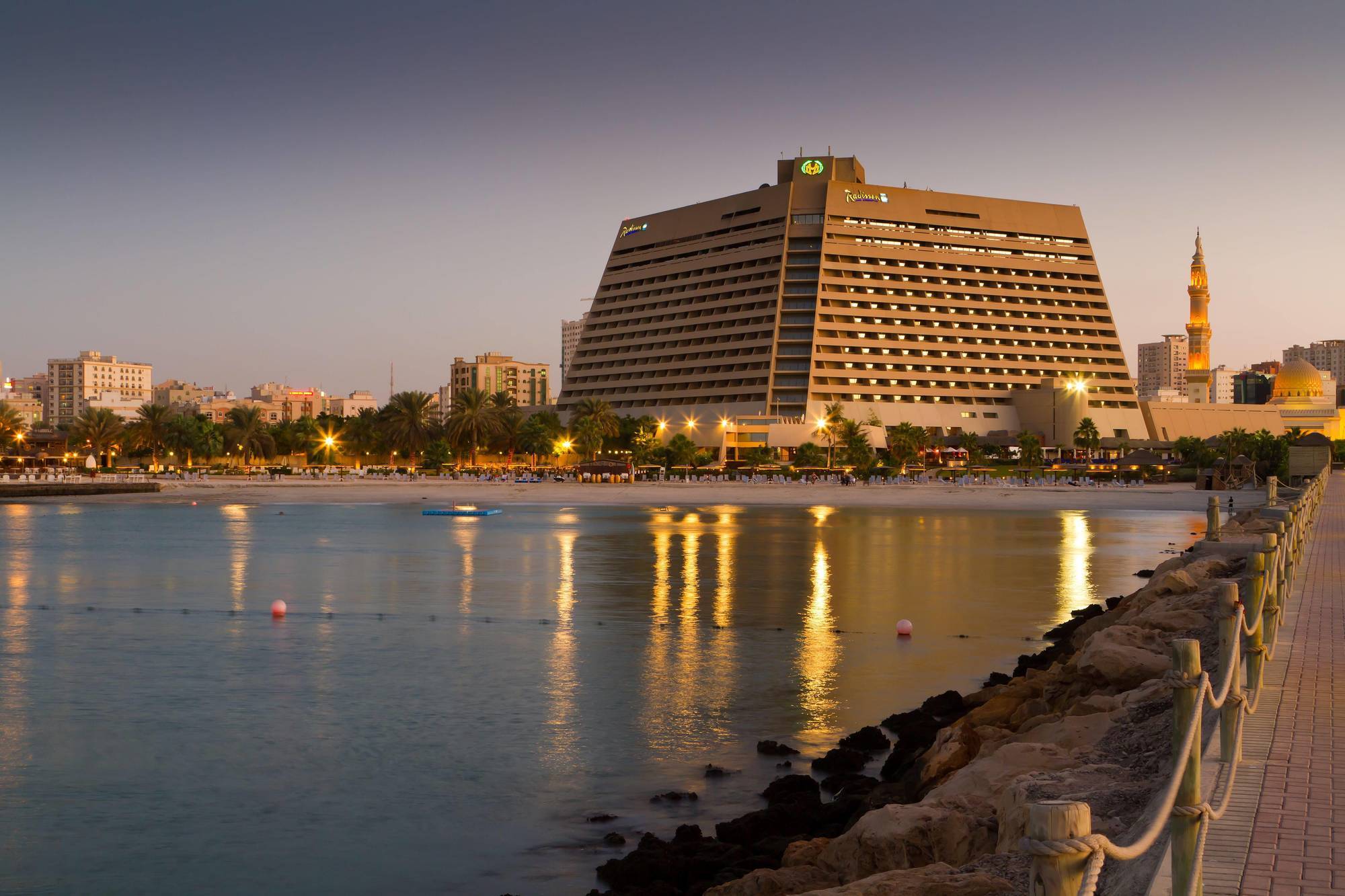 Radisson Blu Resort, Sharjah Exterior foto The Crowne Plaza Hotel in Muharrak