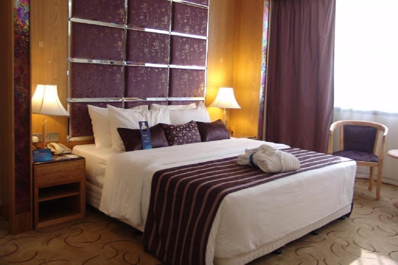Radisson Blu Resort, Sharjah Exterior foto A bedroom in a hotel