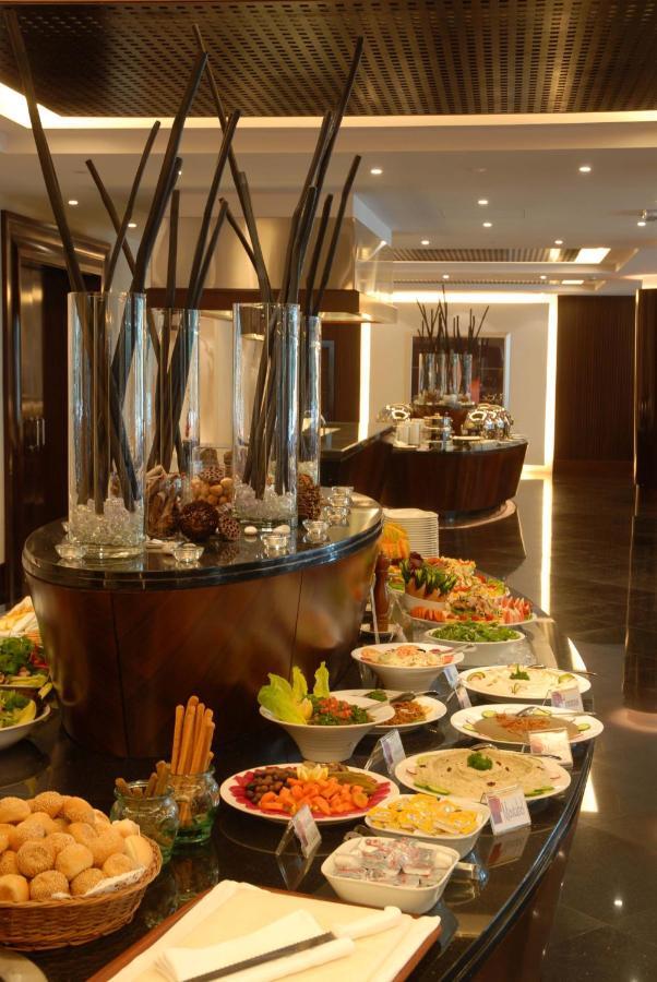 Radisson Blu Resort, Sharjah Exterior foto A buffet at a hotel