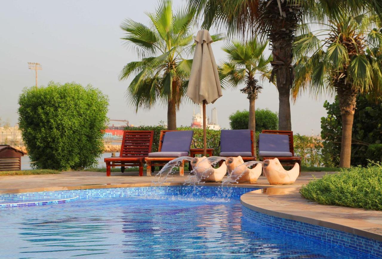 Radisson Blu Resort, Sharjah Exterior foto The pool at the hotel