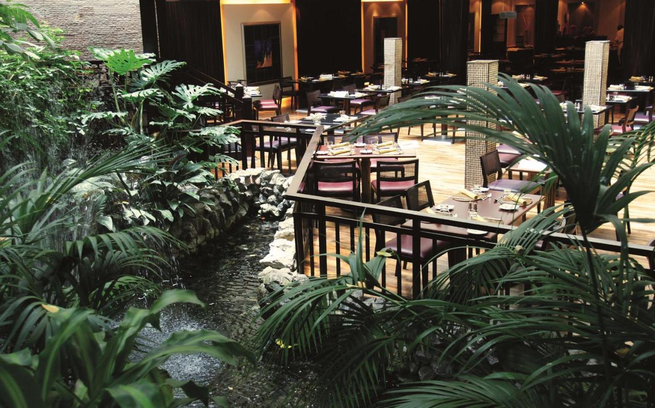 Radisson Blu Resort, Sharjah Restaurante foto The interior of the hotel